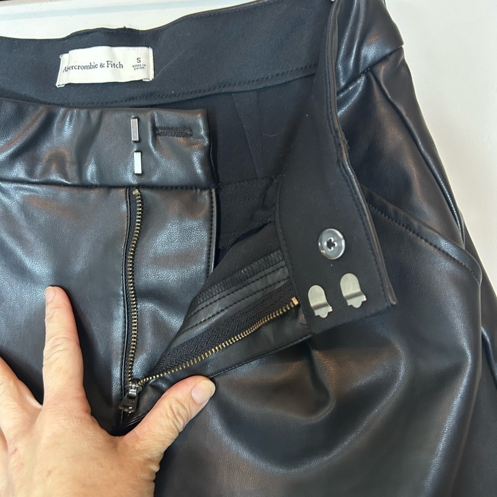 Abercrombie & Fitch Vegan Leather Tailored High Rise Shorts Black Size S - Picture 6 of 6